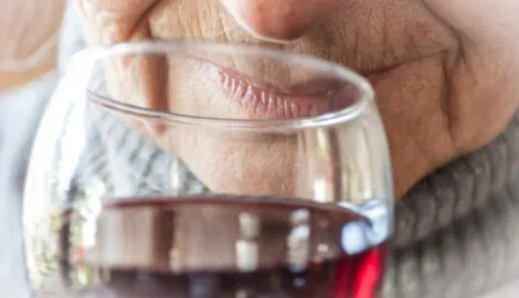 äldre kvinna med vinglas