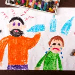 Färgglad teckning: pappa dricker alkohol och gråtande barn.