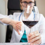 Läkare gör tummen ned för alkohol