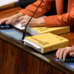 Ledamölter trycker på voteringknappar