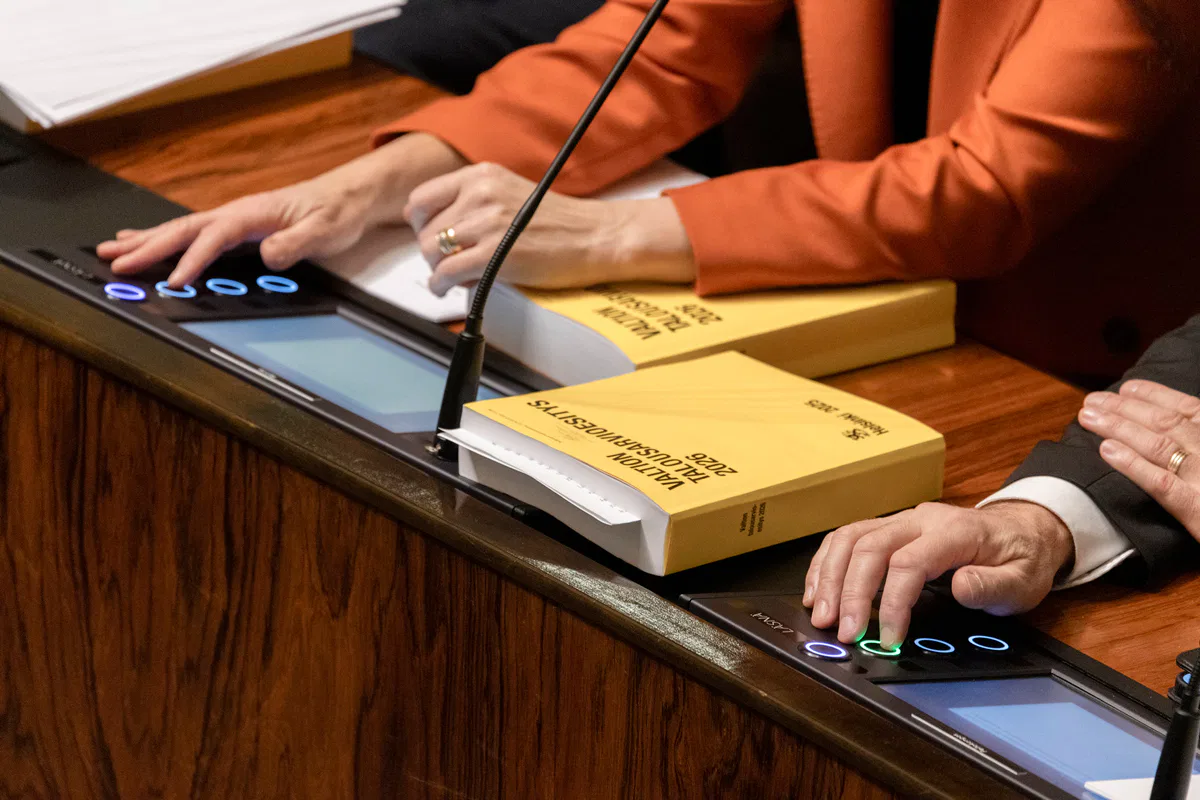 Ledamölter trycker på voteringknappar