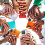 Unga i håller i mobiler.