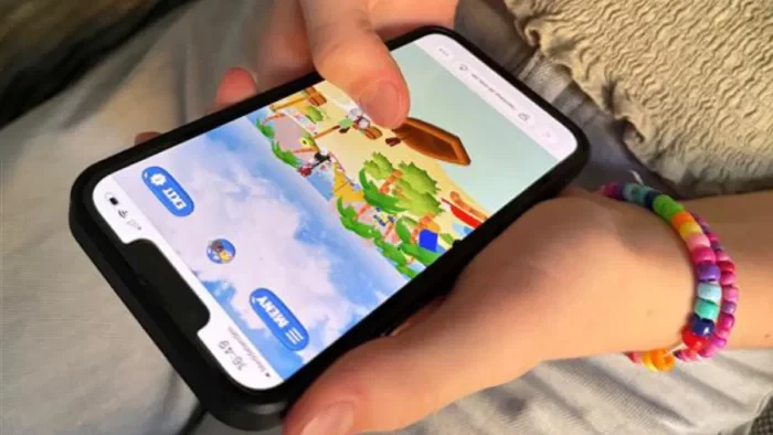 Hand som håller i telefon med lilla ön