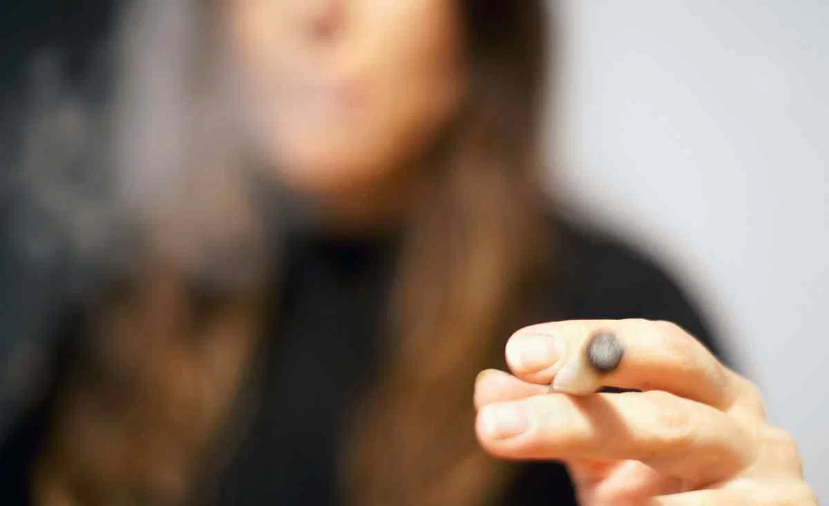 person som röker cannabis