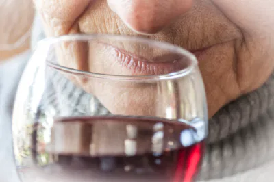 äldre kvinna med vinglas