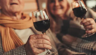 händer håller vinglas