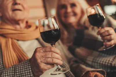 händer håller vinglas