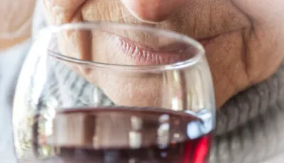 äldre kvinna med vinglas